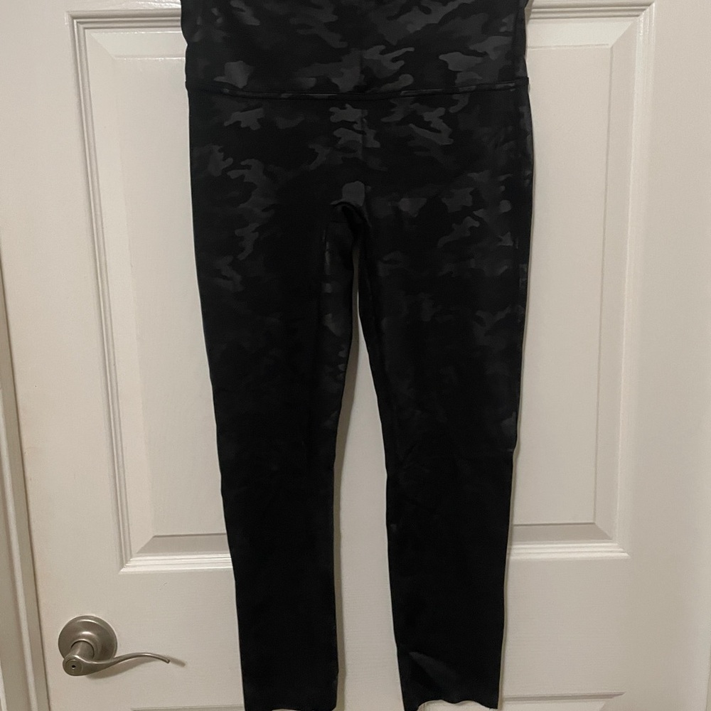 Spanx Matte Black Camo Leggings L